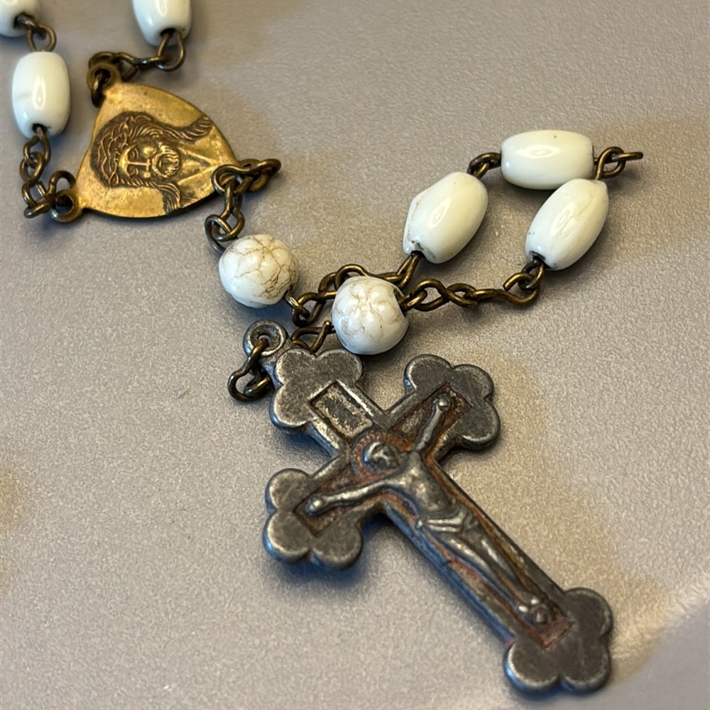 Vintage Czechoslovakia white glass beaded rosary!